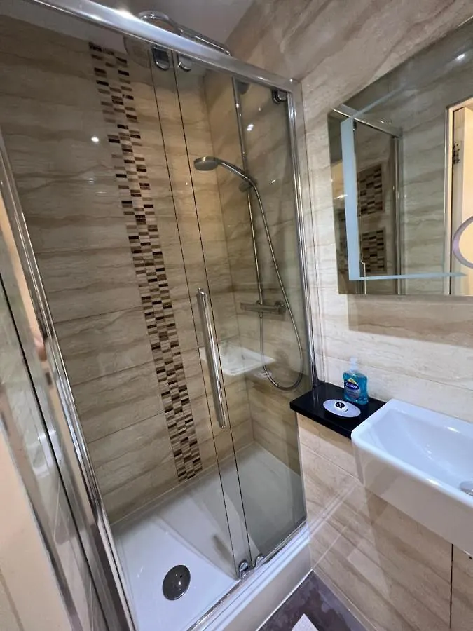 Luxury Double Room W/ Private Bathroom 에든버러 홈스테이